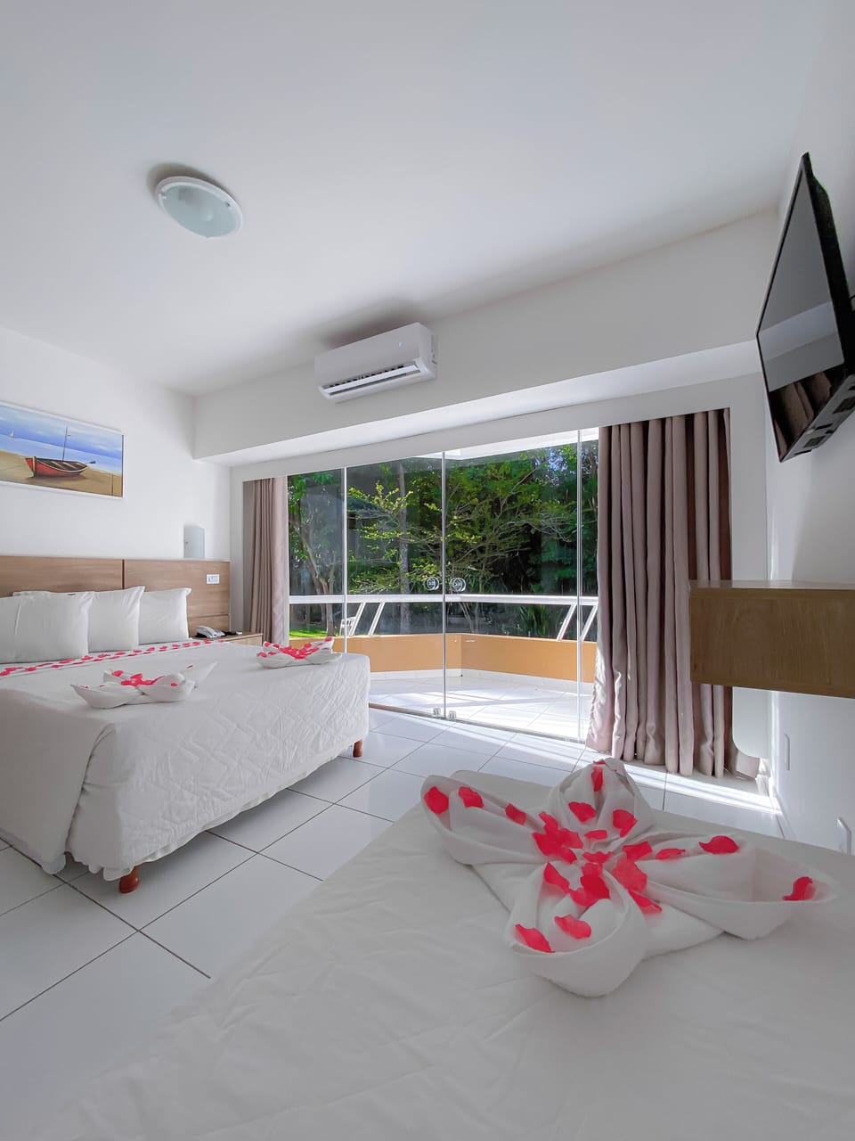 Standard Room, Non Smoking | Minibar, in-room safe, blackout drapes, free WiFi