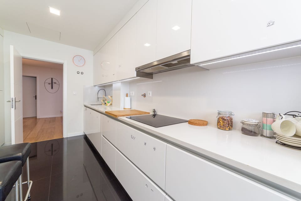 Full-size fridge, microwave, oven, stovetop
