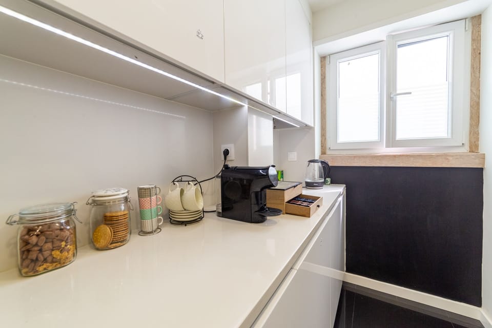 Full-size fridge, microwave, oven, stovetop