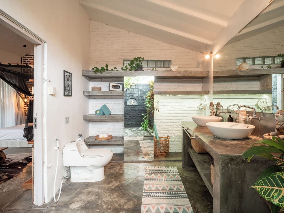 Lila Deluxe Room | Bathroom | Free toiletries, hair dryer, towels, soap