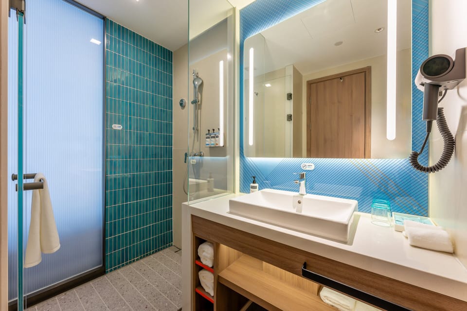 Shower, rainfall showerhead, free toiletries, hair dryer