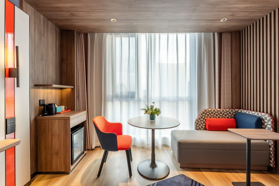 Standard Room, 1 King Bed, Accessible (Roll-In Shower) | Premium bedding, down comforters, laptop workspace, blackout drapes