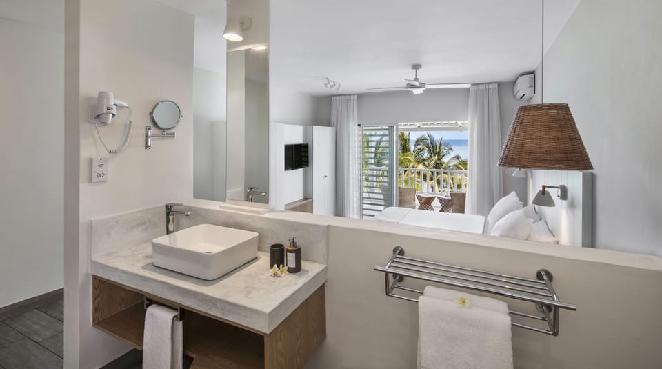 Deluxe Ocean View | Bathroom | Shower, free toiletries, hair dryer, towels