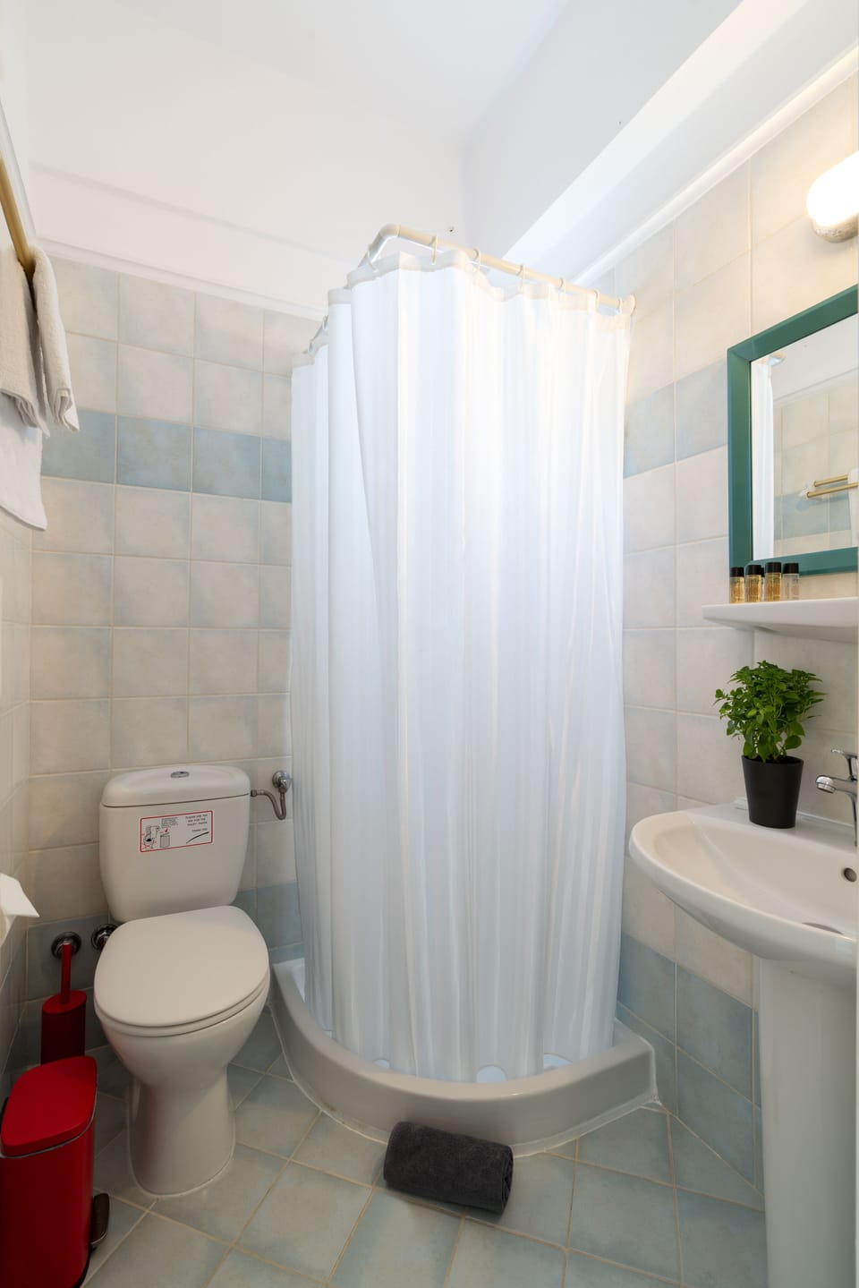 Superior Room | Bathroom | Shower, free toiletries, hair dryer, towels