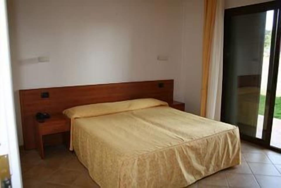 Double Room | Minibar, desk, free WiFi, bed sheets