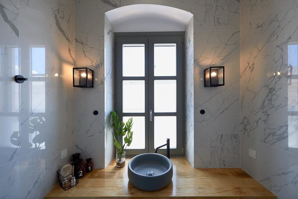 Shower, rainfall showerhead, free toiletries, hair dryer