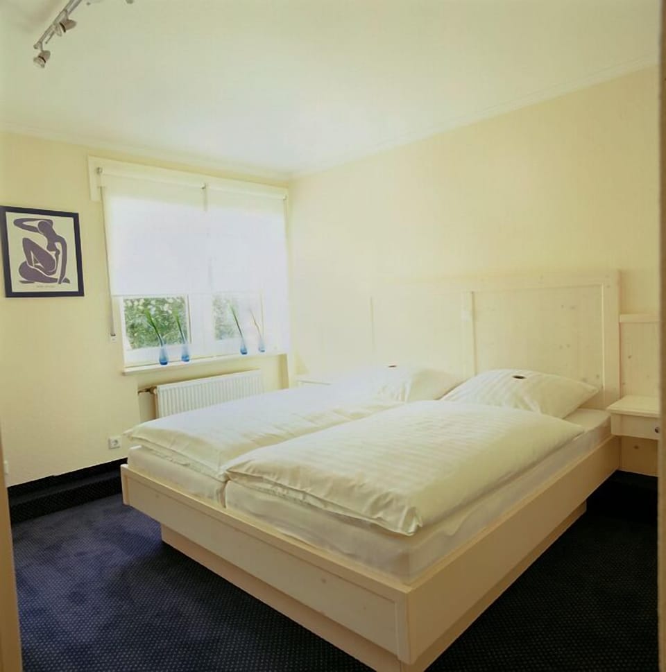 Double Room | Hypo-allergenic bedding, desk, iron/ironing board, free WiFi