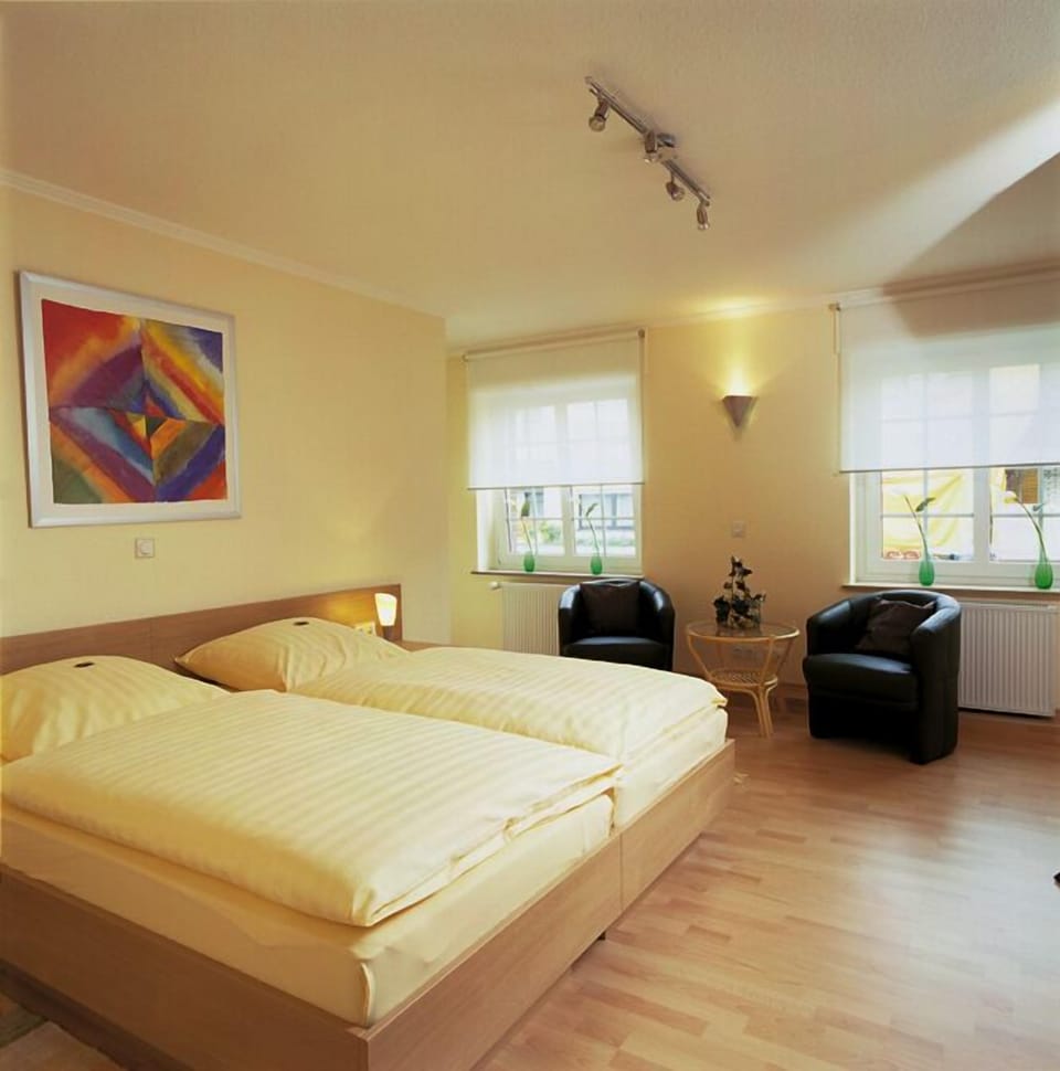 Double Room | Hypo-allergenic bedding, desk, iron/ironing board, free WiFi
