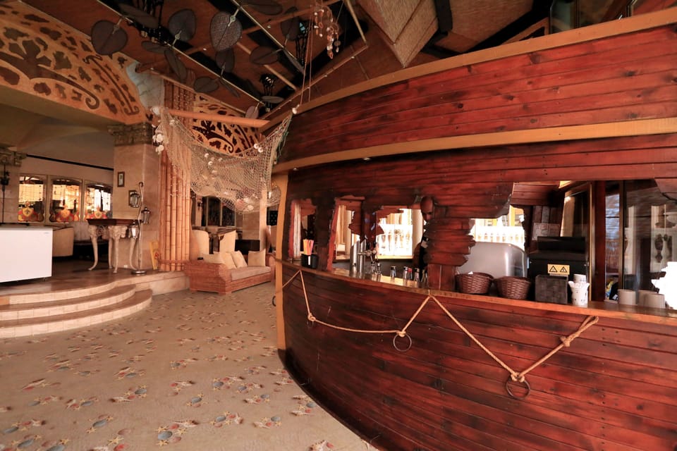 4 bars/lounges, lobby lounge, pub, cocktail bar