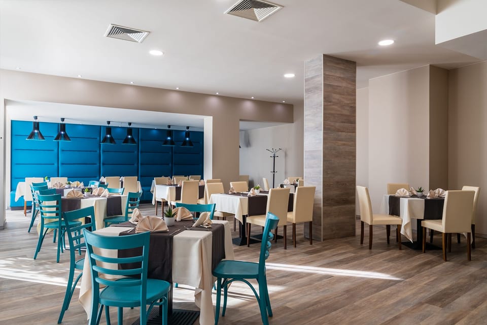 Daily full breakfast (EUR 9.2 per person)