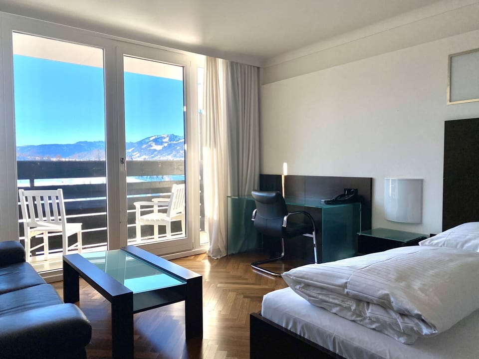 Double Room, 1 Queen Bed, Balcony | Living area | 32-inch flat-screen TV with cable channels, TV, table tennis