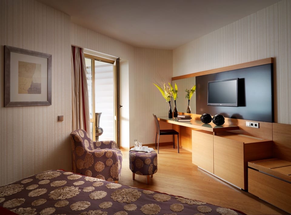 Minibar, desk, soundproofing, WiFi (free)