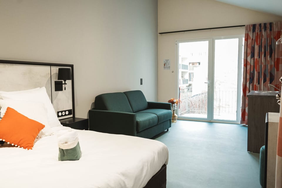 Studio Terrace | Premium bedding, desk, laptop workspace, soundproofing