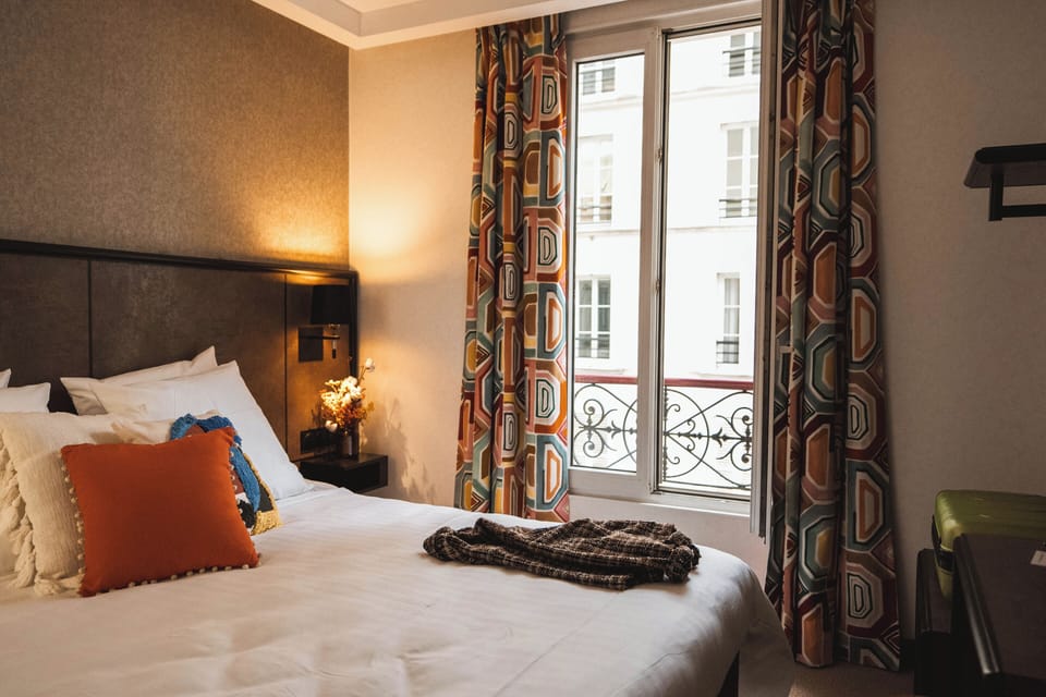 Double Essential | Premium bedding, desk, laptop workspace, soundproofing