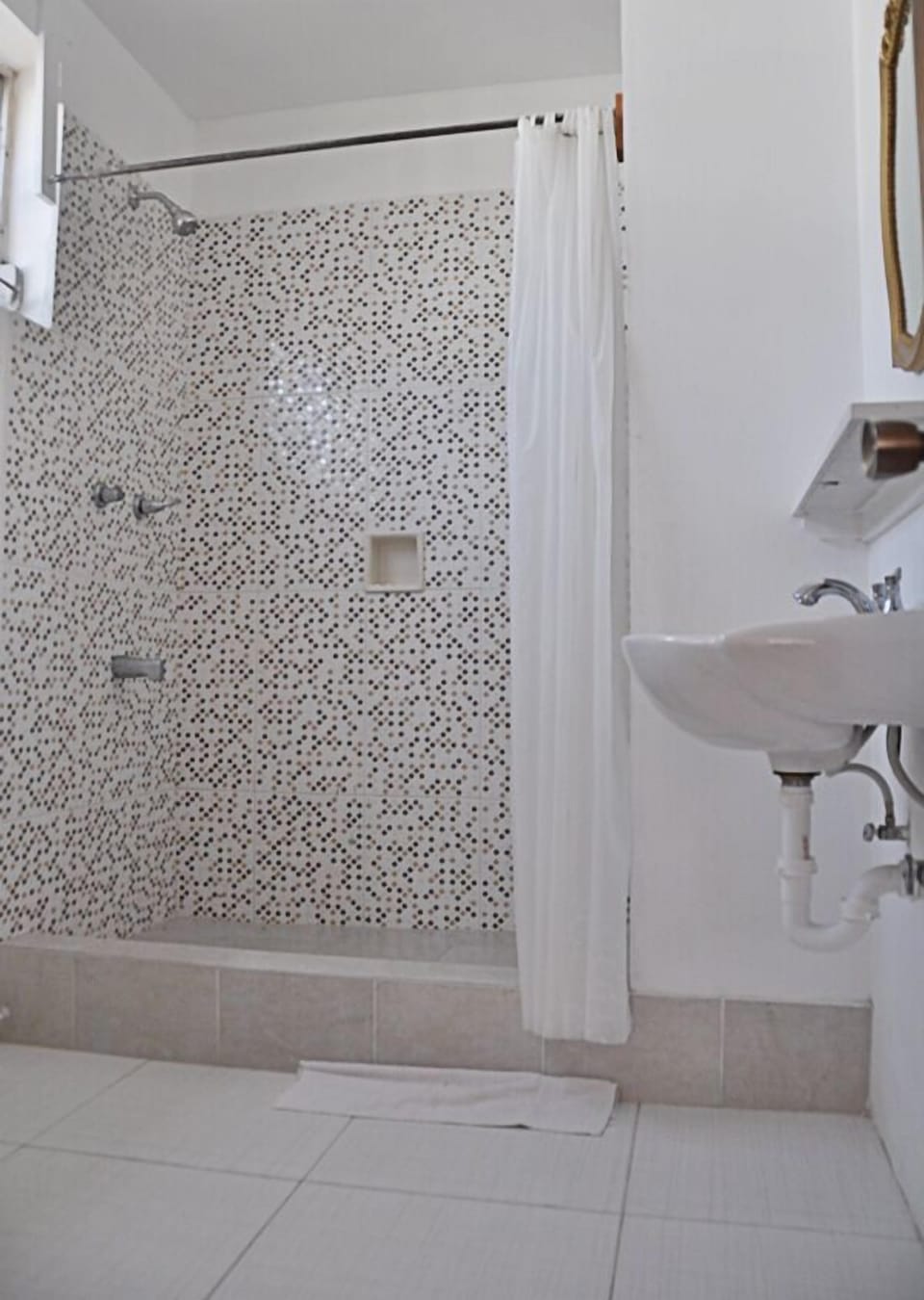 Basic Studio, 1 Bedroom | Bathroom | Combined shower/tub, towels