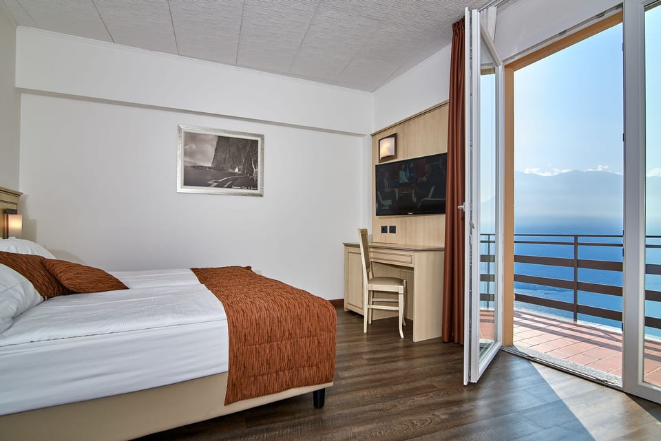 Classic Room, Lake View | In-room safe, individually decorated, desk, free cribs/infant beds