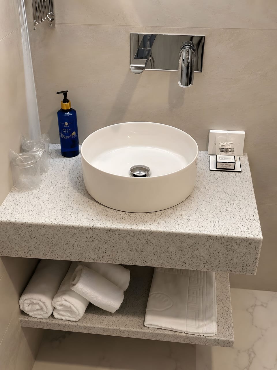 Shower, hair dryer, bathrobes, slippers