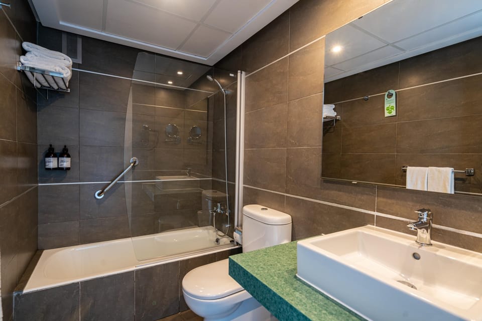 Deep soaking tub, free toiletries, hair dryer, towels