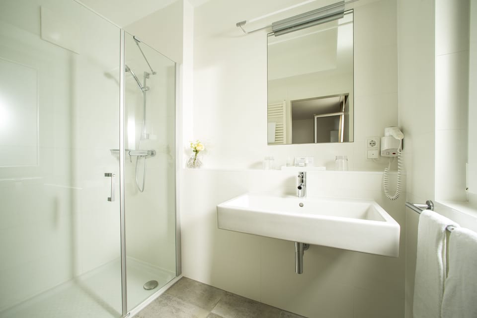 Shower, rainfall showerhead, free toiletries, hair dryer