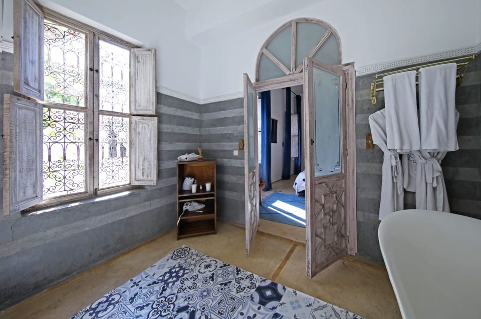 Superior Suite, 1 Bedroom, Ensuite, Courtyard Area | Bathroom | Free toiletries, hair dryer, bathrobes, slippers