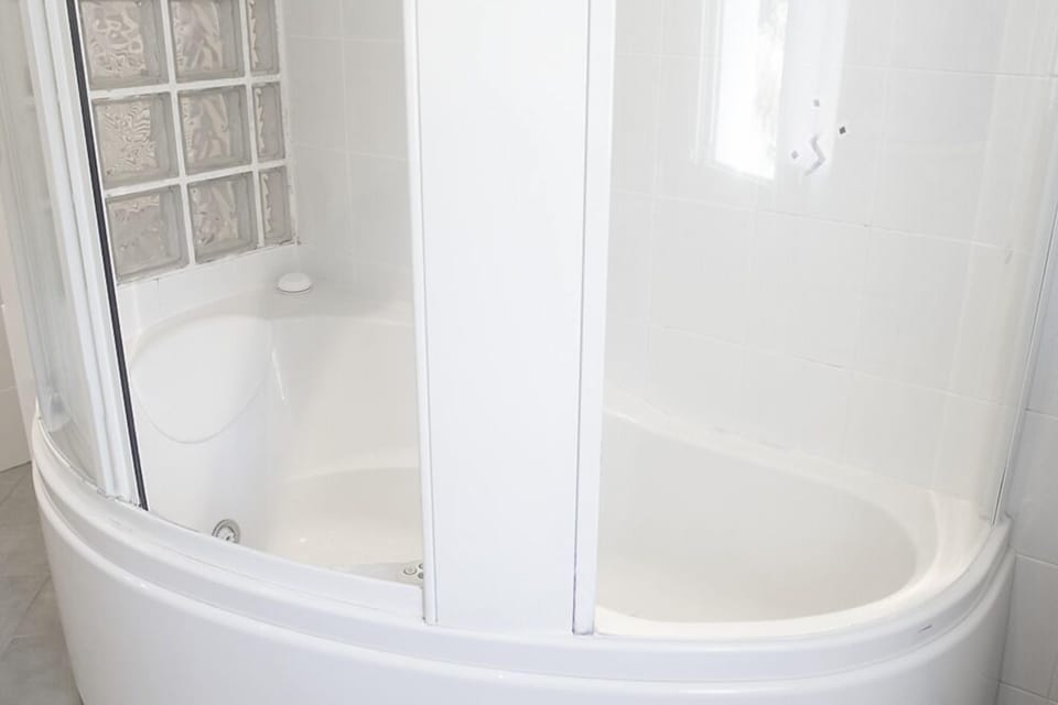 Double Room | Bathroom | Shower, rainfall showerhead, hair dryer, bidet