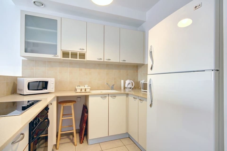 Premium Apartment | Private kitchen | Fridge, microwave, oven, stovetop