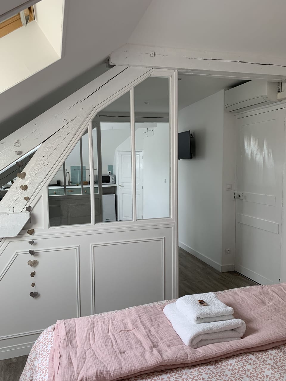 Le Lièvre et la Tortue | Individually decorated, individually furnished, blackout drapes