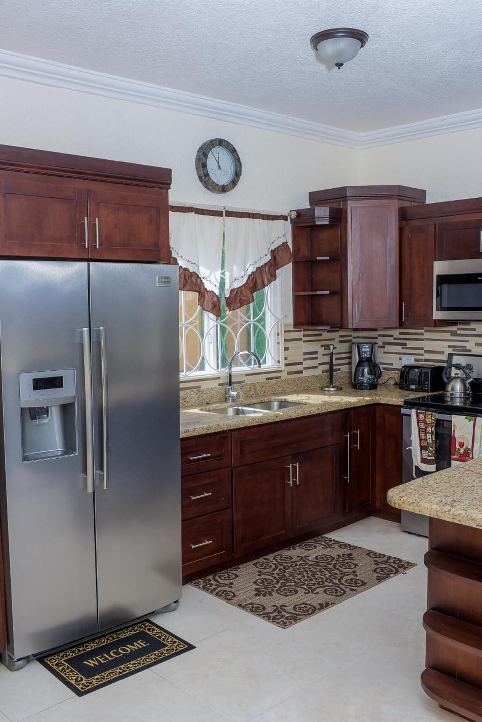 Full-size fridge, cookware/dishes/utensils