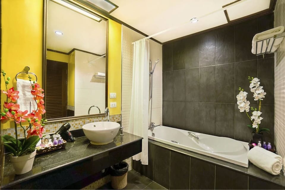 Combined shower/tub, deep soaking tub, free toiletries, hair dryer