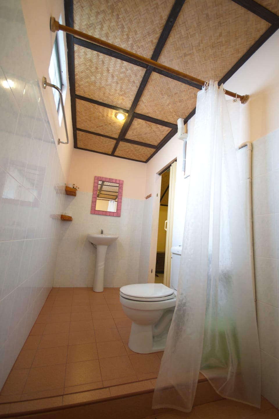 Single Cottage | Bathroom | Shower, free toiletries, hair dryer, towels