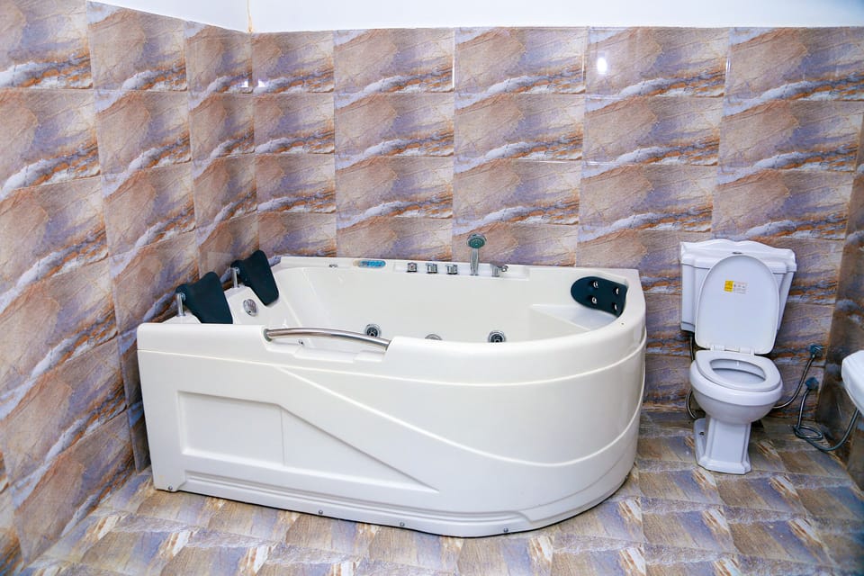 Deluxe Double Room, 1 King Bed, Smoking | Bathroom | Shower, rainfall showerhead