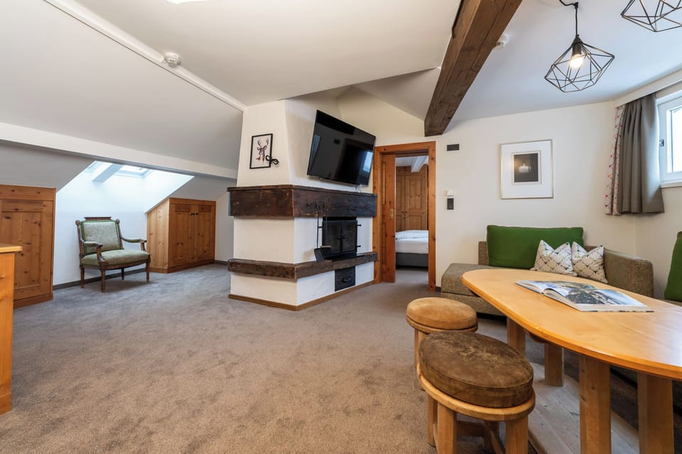 Superior Suite | Living area | 60-cm flat-screen TV with cable channels, TV, heated floors