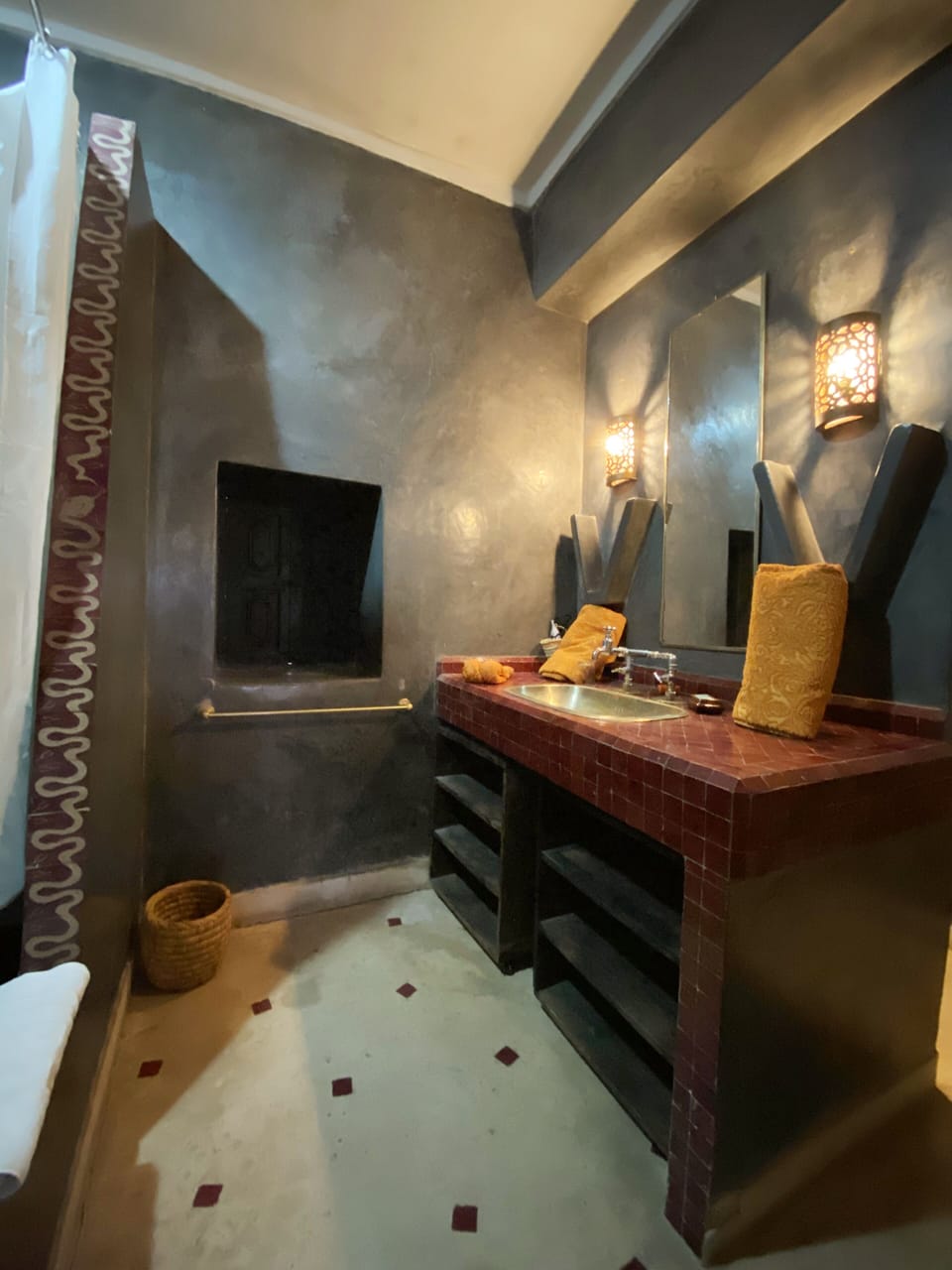 Deluxe Room | Bathroom | Shower, free toiletries, hair dryer, towels