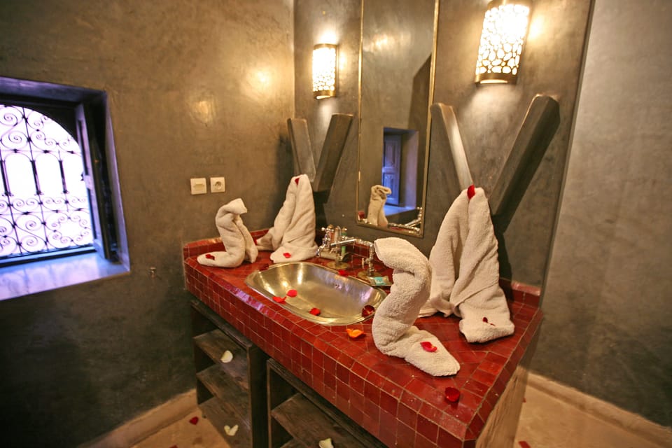 Deluxe Room | Bathroom | Shower, free toiletries, hair dryer, towels