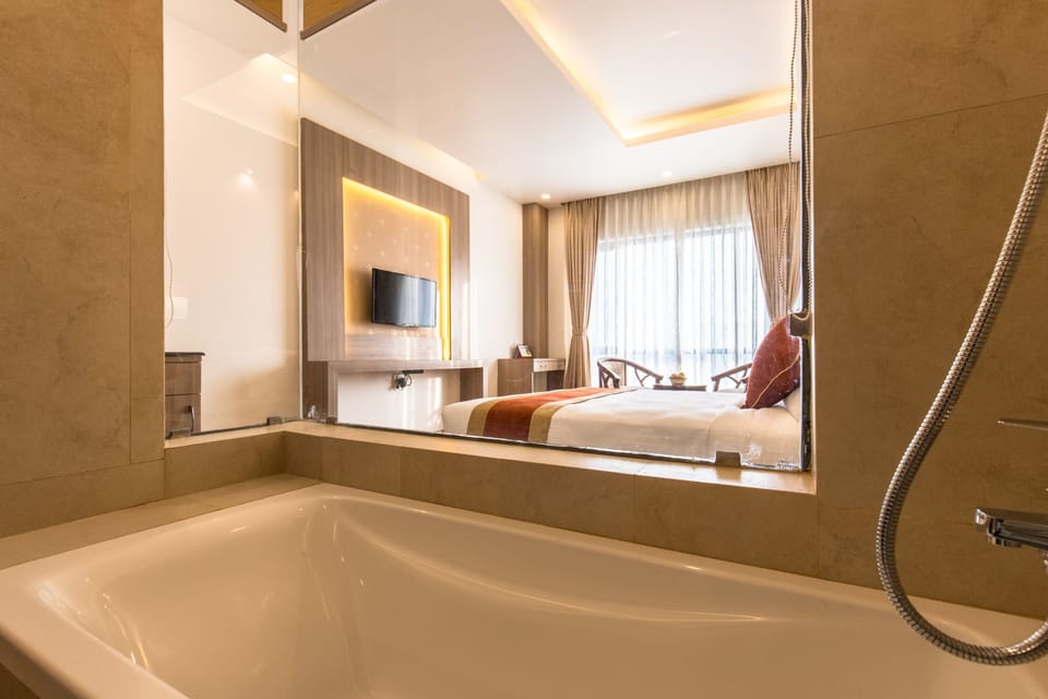 Deluxe Single Room | Minibar, desk, laptop workspace, soundproofing