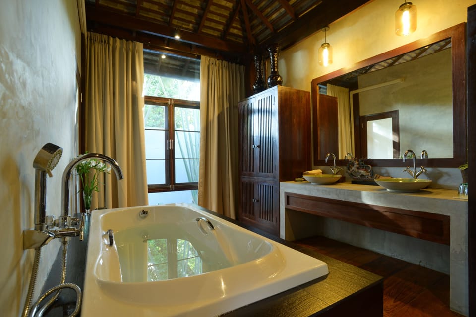 Pool Suite | Bathroom | Free toiletries, hair dryer, bathrobes, slippers