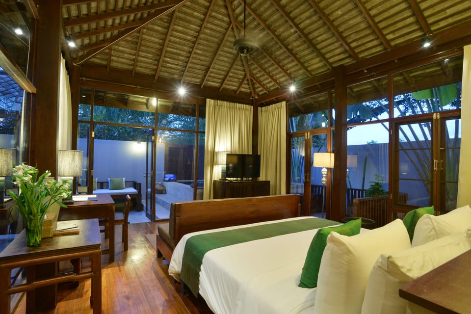 Pool Suite | Minibar, in-room safe, desk, free WiFi