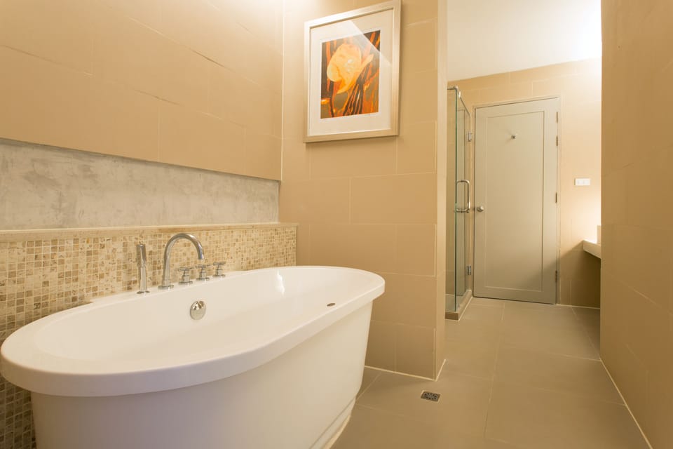 Classic Suite, 1 Bedroom, Mountain View | Bathroom | Free toiletries, hair dryer, towels