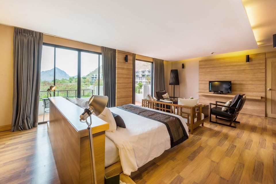 Classic Suite, 1 Bedroom, Mountain View | In-room safe, blackout drapes, free cribs/infant beds, bed sheets