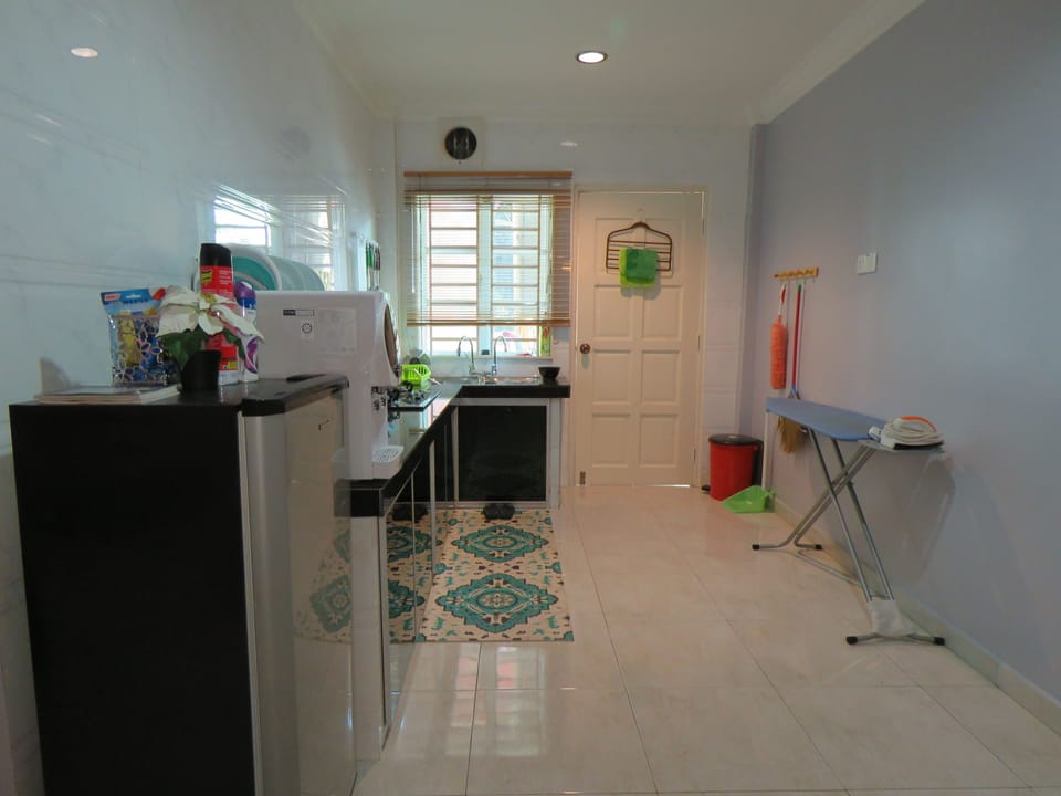 Basic House, 3 Bedrooms, Non Smoking | Private kitchen | Full-size fridge, stovetop, electric kettle, rice cooker