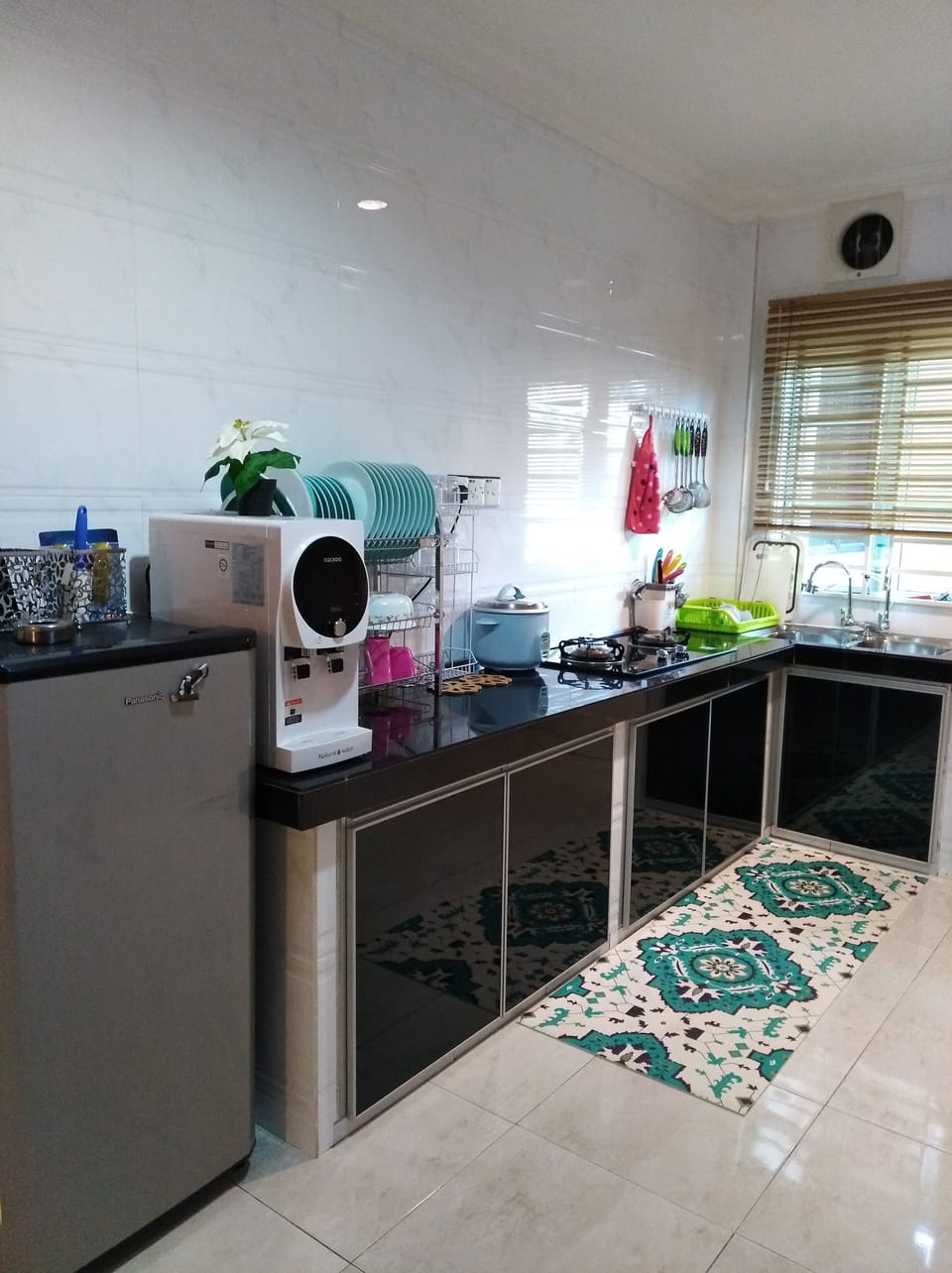 Basic House, 3 Bedrooms, Non Smoking | Private kitchen | Full-size fridge, stovetop, electric kettle, rice cooker