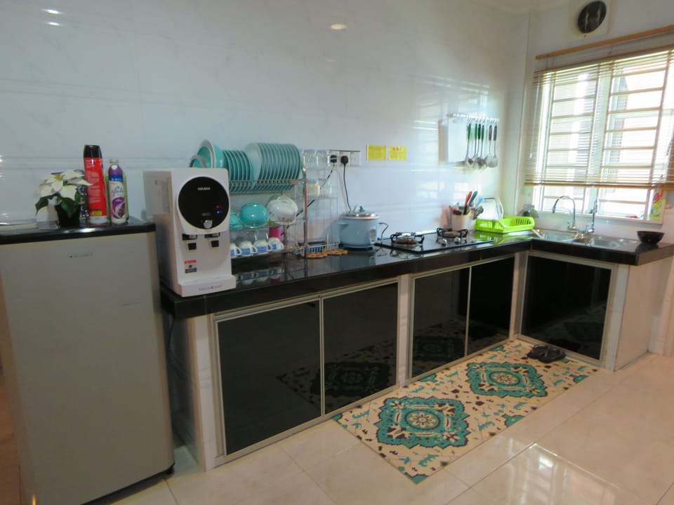 Basic House, 3 Bedrooms, Non Smoking | Private kitchen | Full-size fridge, stovetop, electric kettle, rice cooker
