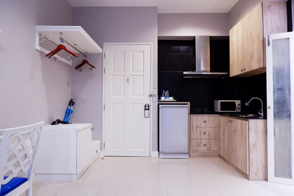 Deluxe Pool View | Private kitchenette | Fridge, coffee/tea maker, electric kettle