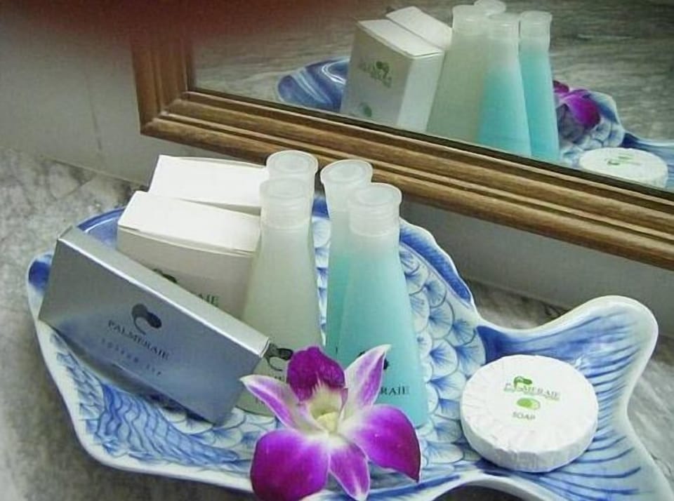 Shower, free toiletries, hair dryer