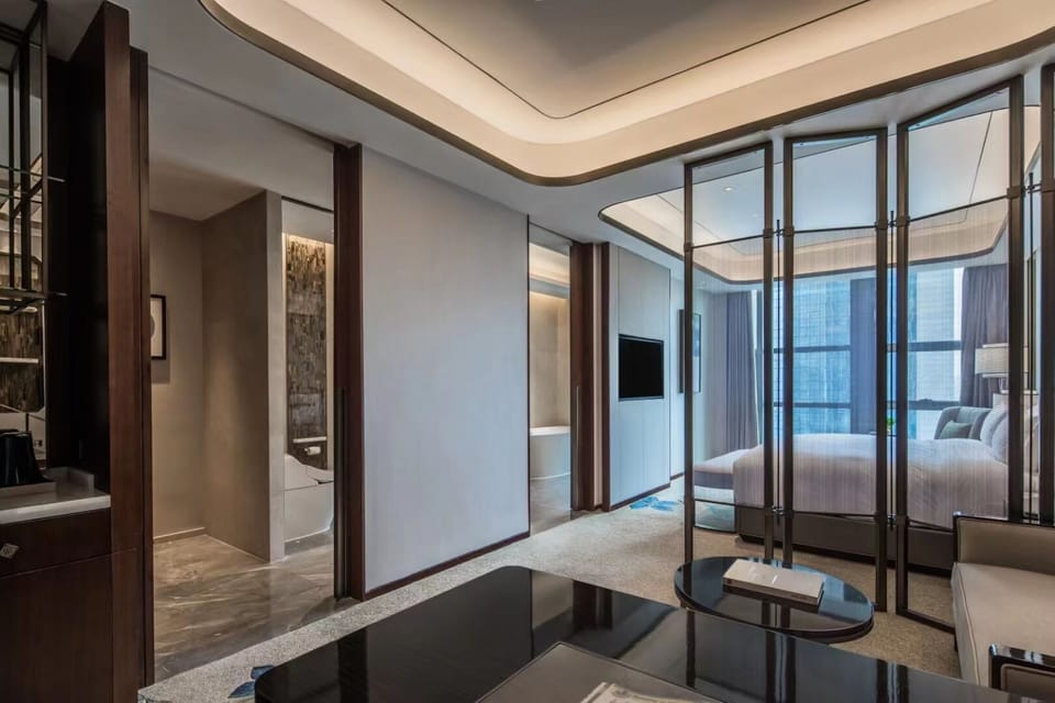 Business Double Room | Minibar, in-room safe, desk, blackout drapes