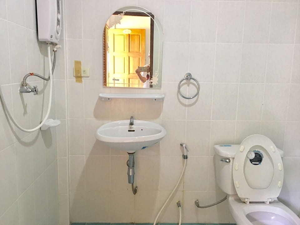 Superior Room | Bathroom | Shower, free toiletries, towels