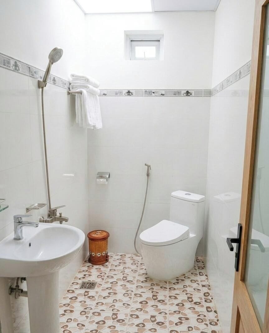 Shower, rainfall showerhead, free toiletries, hair dryer
