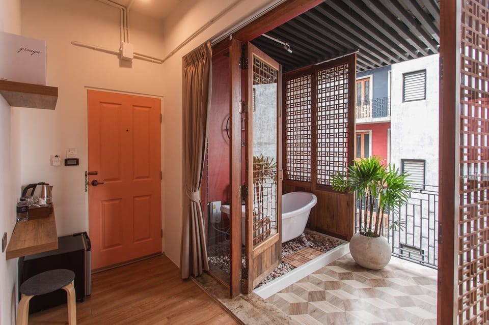 Signature Room | Blackout drapes, free WiFi, bed sheets
