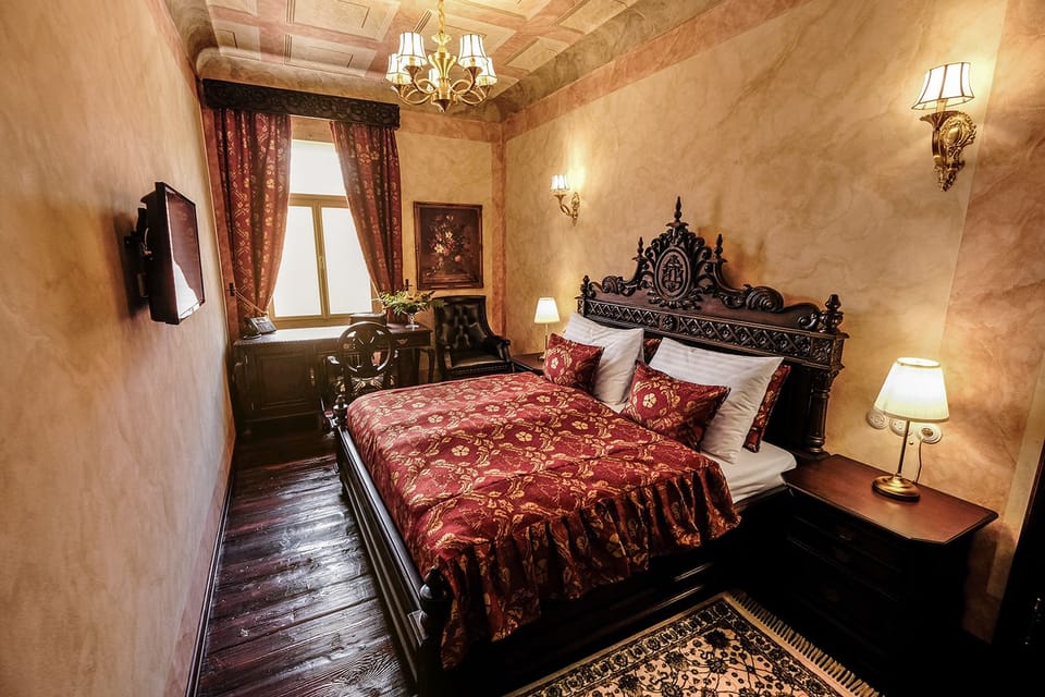Room (Deluxe King 201) | Egyptian cotton sheets, premium bedding, in-room safe