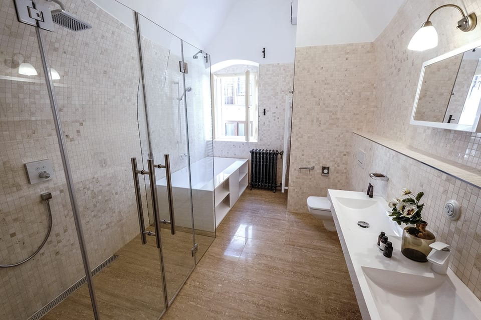 Suite (The Maximillian II. Suite) | Bathroom | Deep soaking tub, hydromassage showerhead, free toiletries, hair dryer